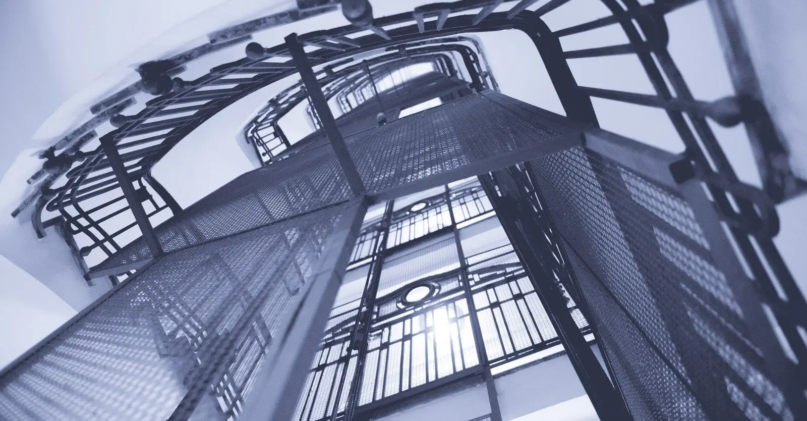 Escalera interior del edificio del despacho Lintons en Madrid